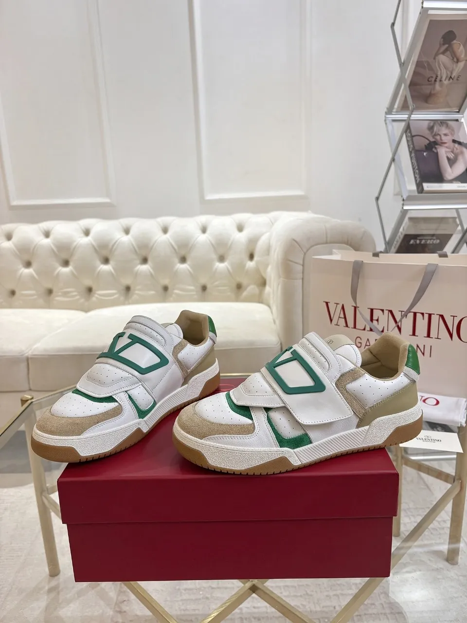 👟👟Ex-factory price 640👟👟 🔺Valentino🔺 Valentino casual shoes! Top version!  Purchase the original version and develop it 1:1! Lasting technology, classic splicing, fashionable and versatile, 🎁Full set of packaging at the same time at the counter. Fabric: customized cowhide + super soft sheepskin + mercerized cow suede. Lining: original double-sided velvet + breathable mesh. Outsole: original TPU material outsole, non-slip and wear-resistant. Code number: men 39~46
